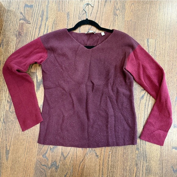 Vince Red Two-Toned V-Neck Sweaters Wool Cashmere Blend  XS 1592 - Picture 9 of 9